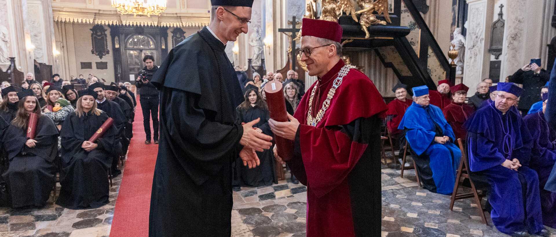 „W mocy Ducha i umiłowaniu prawdy”. Promocje akademickie UPJPII 10 I 2026